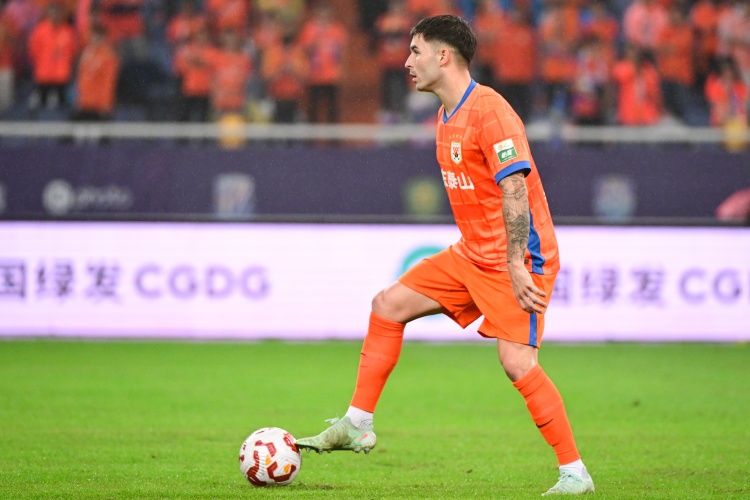 西班牙记者：西乙阿尔瓦赛特询问泰山中卫洛佩斯的情况